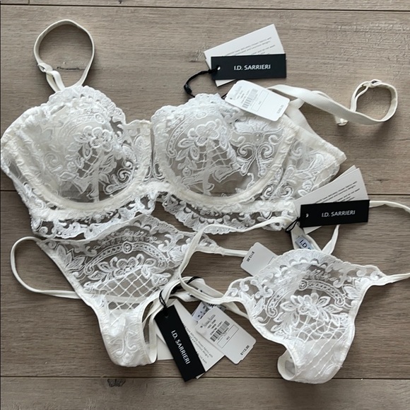I d Sarrieri white lace bra and 2 thong bundle NWT - Picture 11 of 11